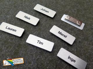 Aluminium met een RVS uitstraling. Badge met voornaam gegraveerd, incl. magneet